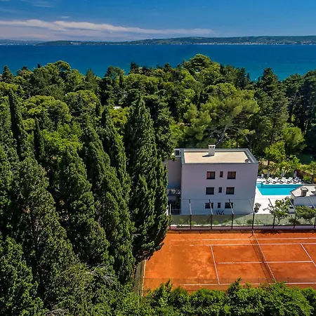 Villa Palace *